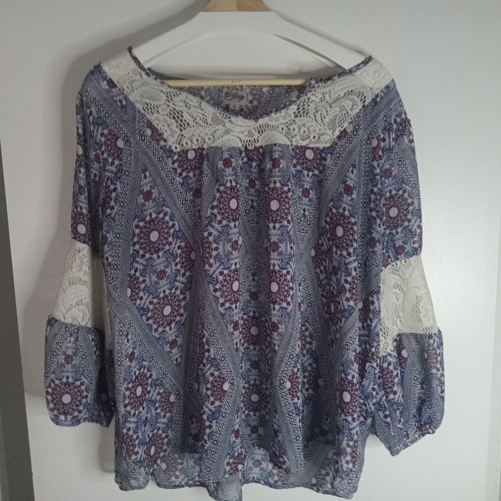 Lace Detail Women's Vneck Top EUC | XL | Navy Blue Magenta Off White
